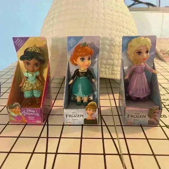 Disney’s Frozen Anna Doll - Picture 3 of 3